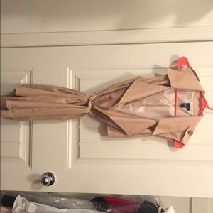 Sleeveless trench coat